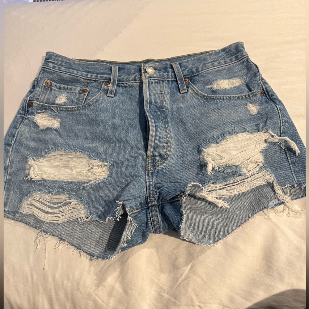 NWT Levi’s distressed denim shorts. Size 28